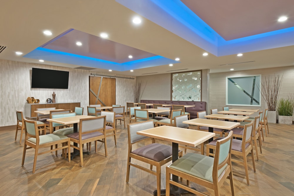 holiday inn express and suites new cumberland by ihg