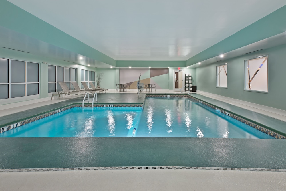 holiday inn express and suites new cumberland by ihg