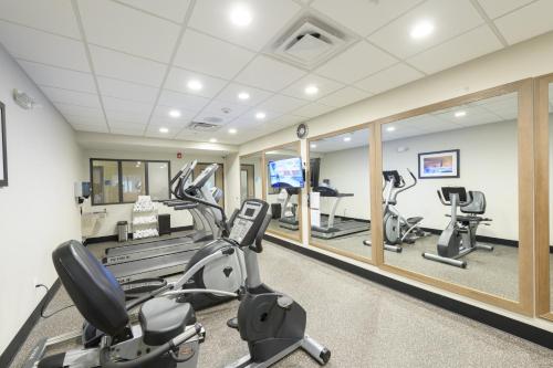 holiday inn express and suites jamestown by ihg