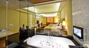 the royal pinnacle hotel