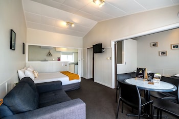 aura accommodation