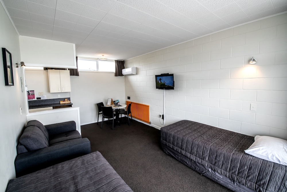 aura accommodation