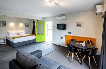 aura accommodation