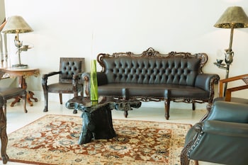 Oak Tree Hotel,Near Arcadia Opera House Museum,3 star