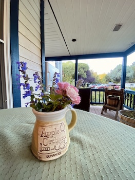 apple orchard inn