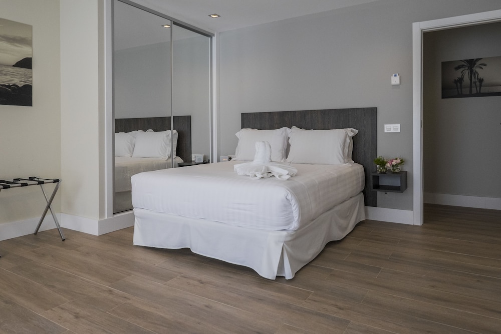 h boutique la caleta bay