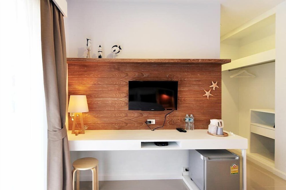 chill house nai yang beach