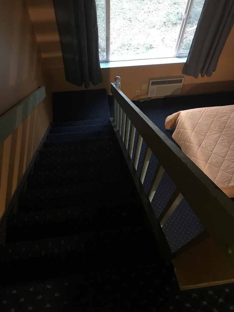 smokey point motor inn