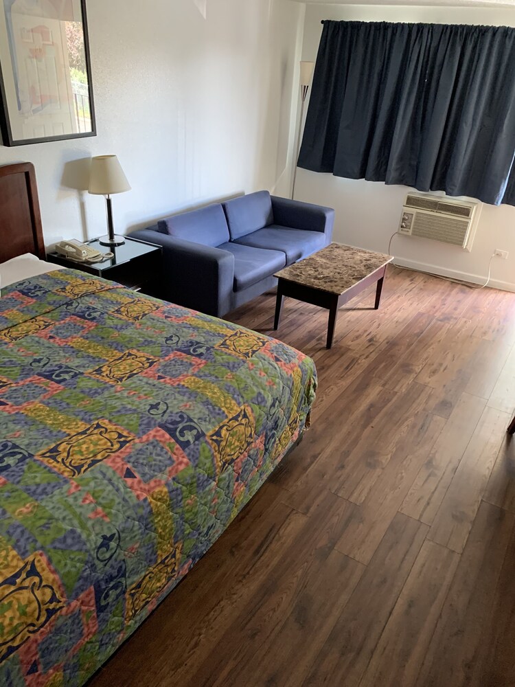 smokey point motor inn