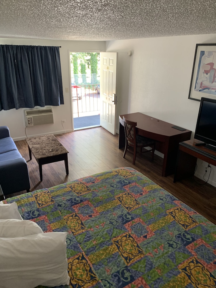 smokey point motor inn
