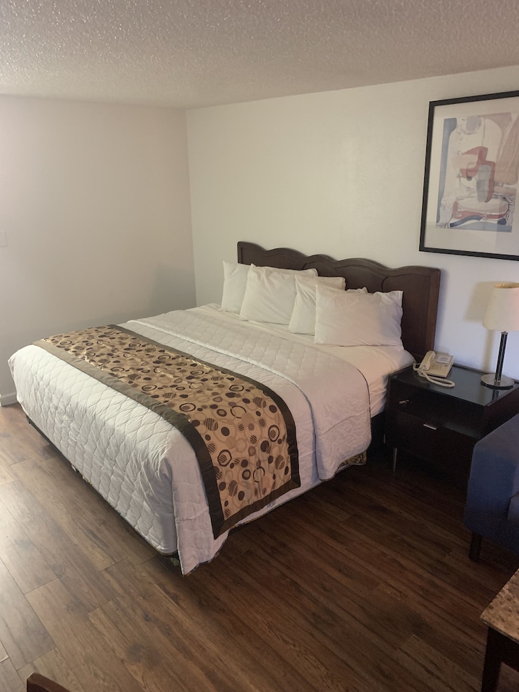 smokey point motor inn