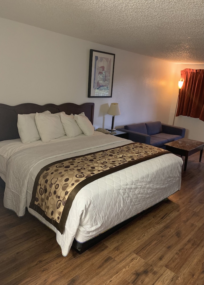 smokey point motor inn