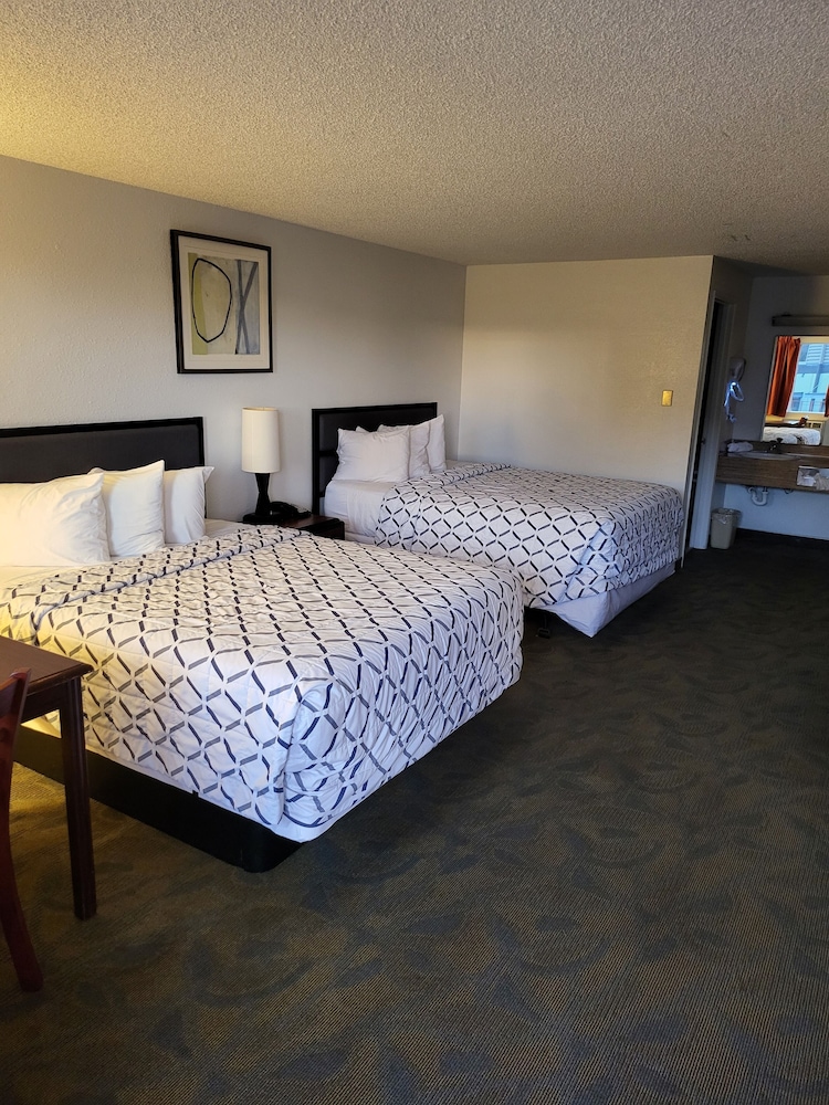 smokey point motor inn