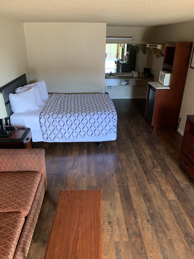 smokey point motor inn