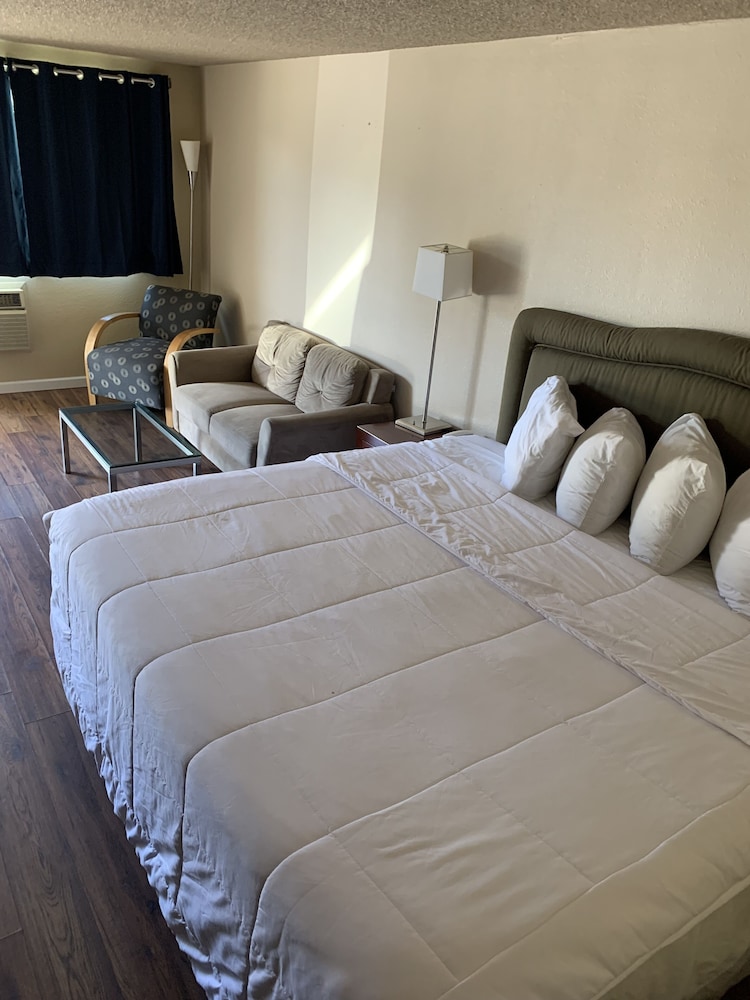 smokey point motor inn