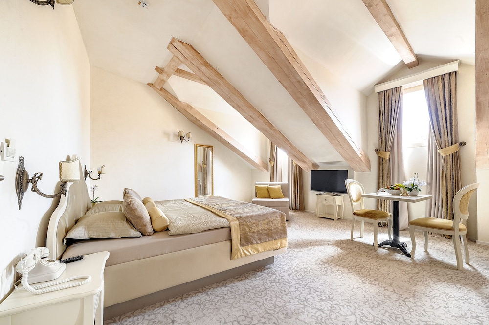 heritage hotel life palace