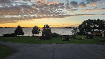 hotel oasis lac stlouis