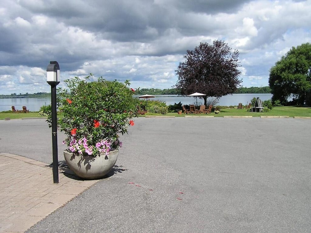 hotel oasis lac stlouis