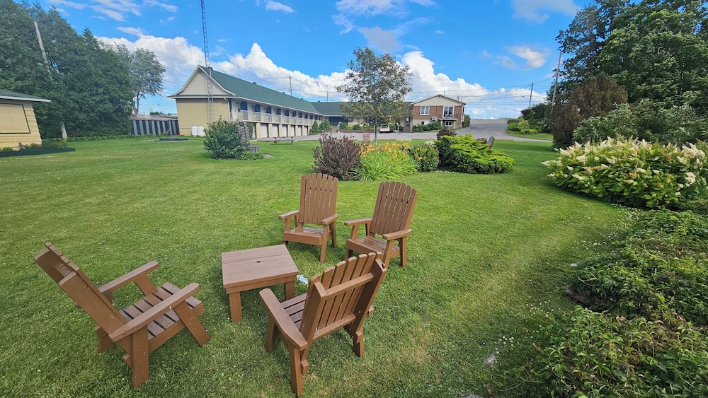 hotel oasis lac stlouis