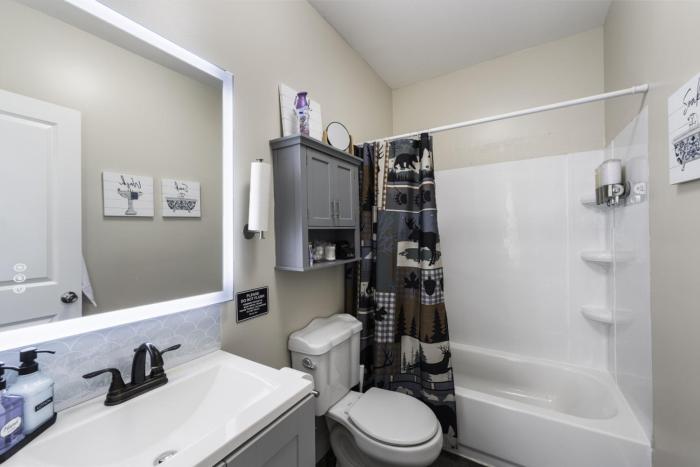 4 queen beds high speed wifi private parking