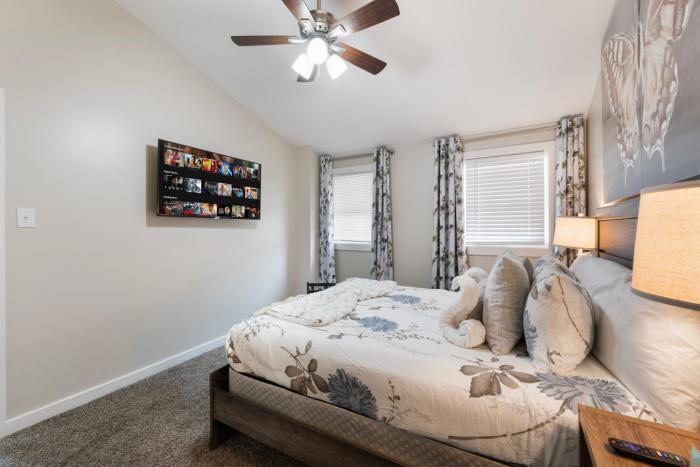 4 queen beds high speed wifi private parking