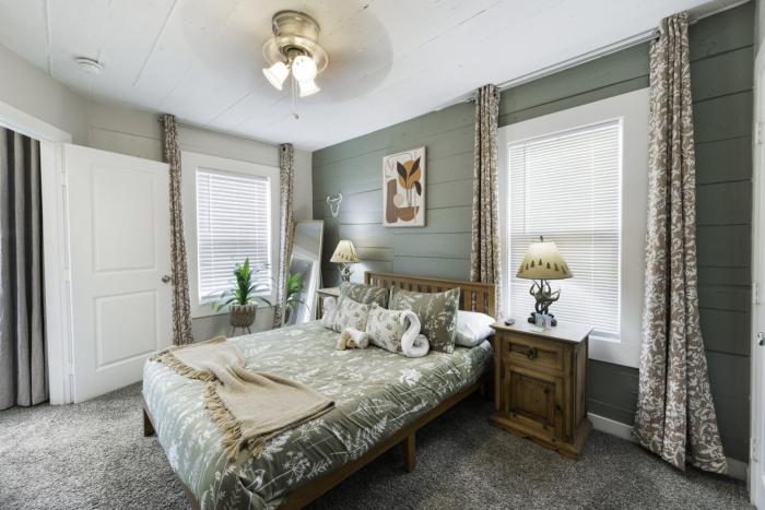 4 queen beds high speed wifi private parking