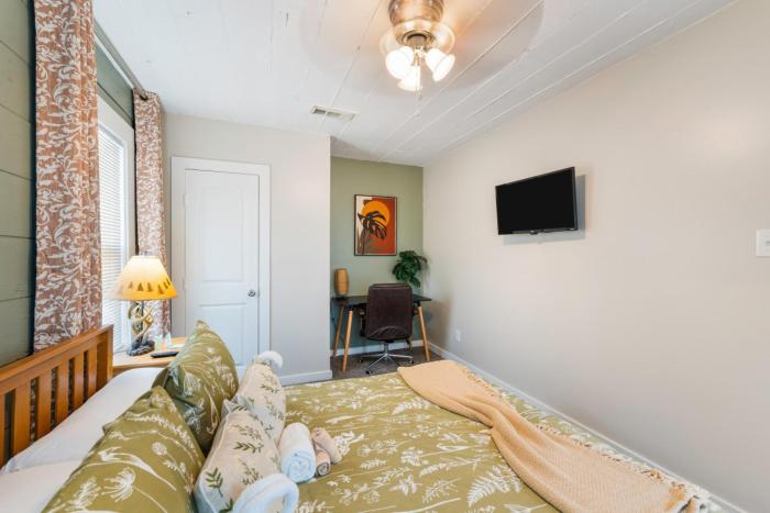 4 queen beds high speed wifi private parking