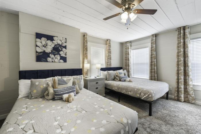 4 queen beds high speed wifi private parking