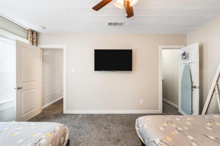 4 queen beds high speed wifi private parking