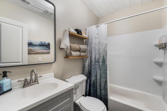 4 queen beds high speed wifi private parking