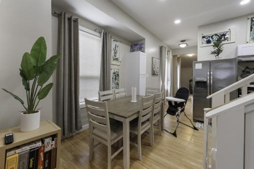 4 queen beds high speed wifi private parking