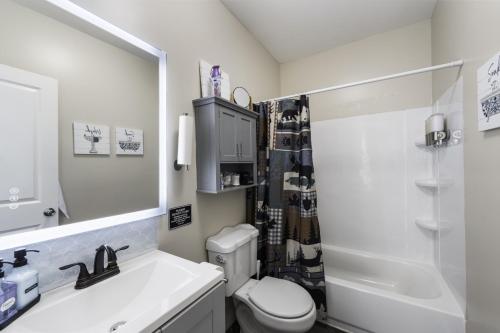 4 queen beds high speed wifi private parking