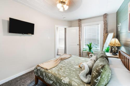 4 queen beds high speed wifi private parking