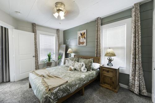 4 queen beds high speed wifi private parking