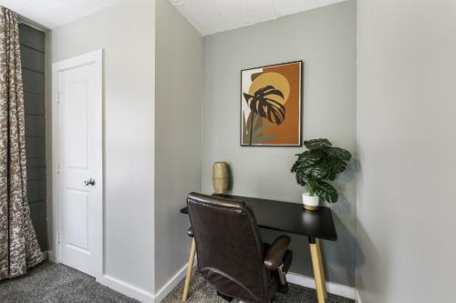 4 queen beds high speed wifi private parking