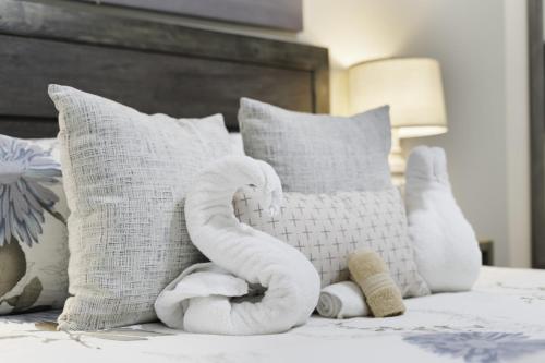 4 queen beds high speed wifi private parking