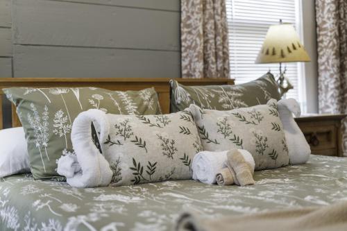 4 queen beds high speed wifi private parking