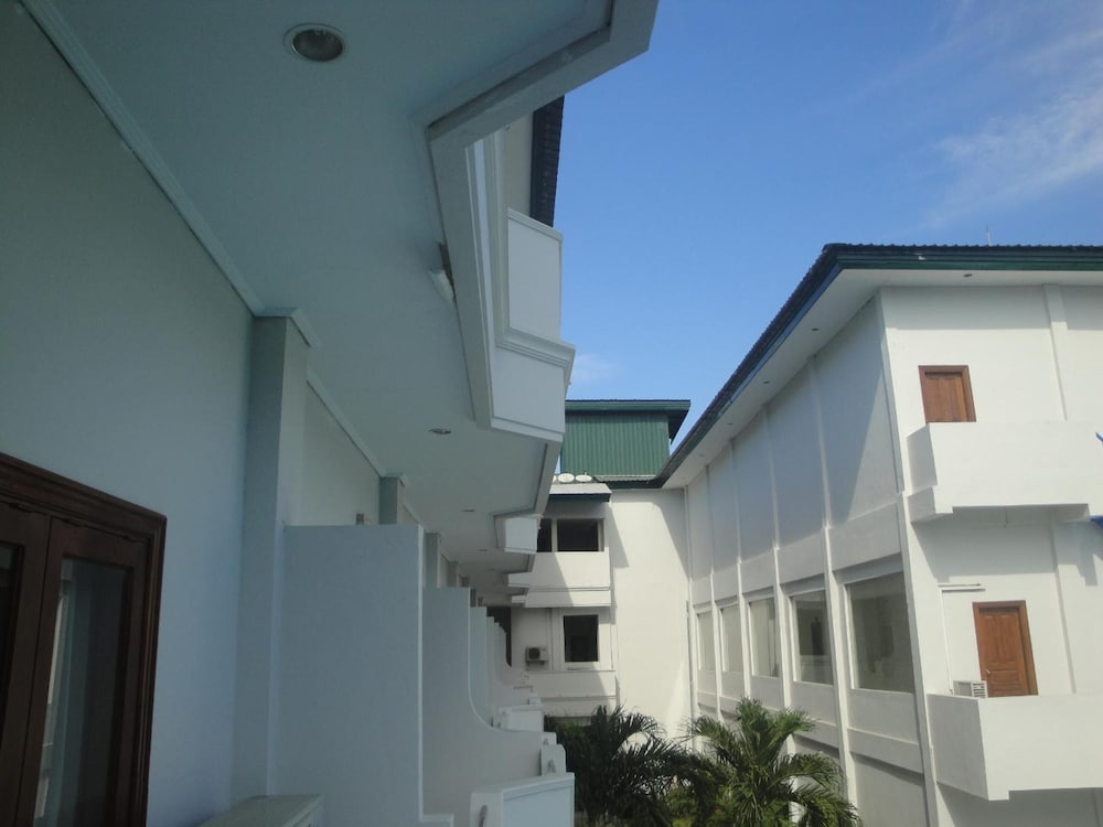 sylvia hotel maumere