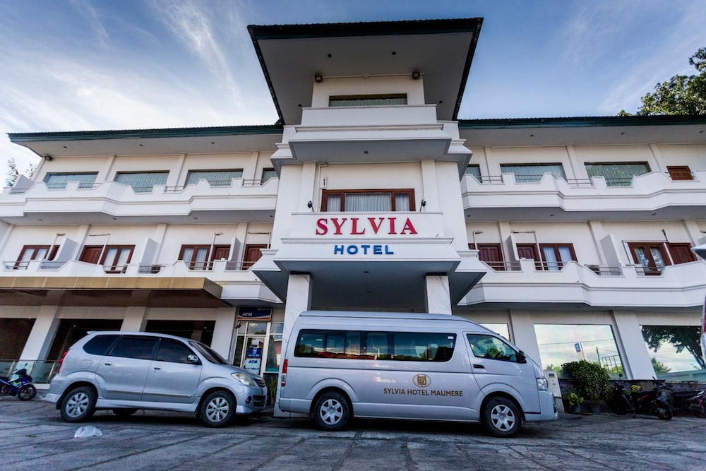 sylvia hotel maumere