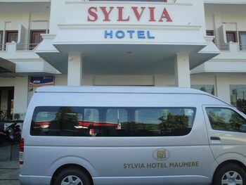 sylvia hotel maumere