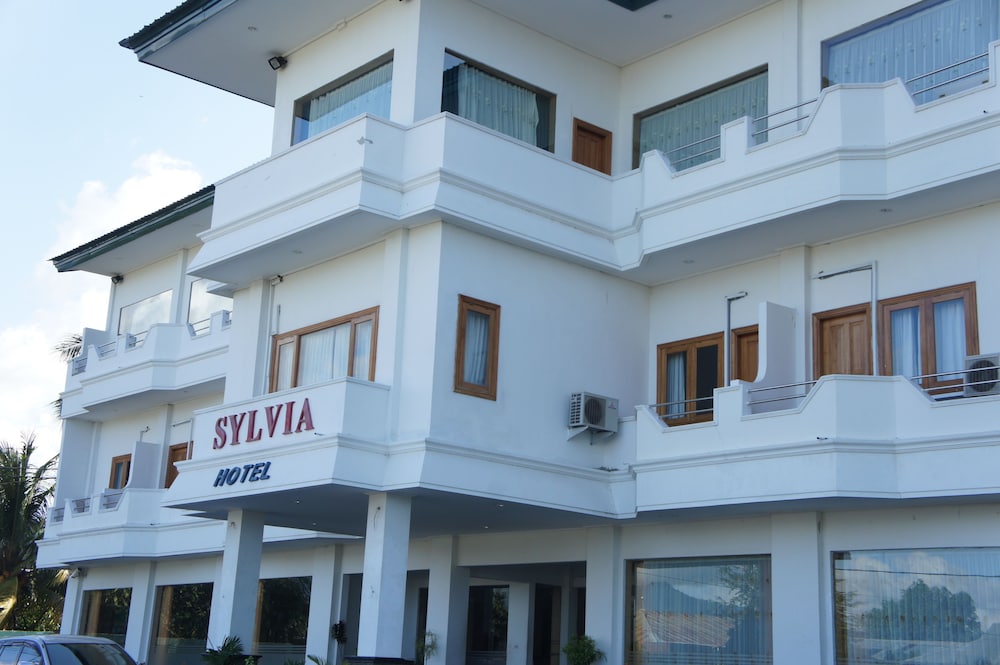 sylvia hotel maumere