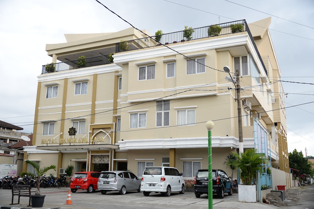 rangkayo basa halal hotel