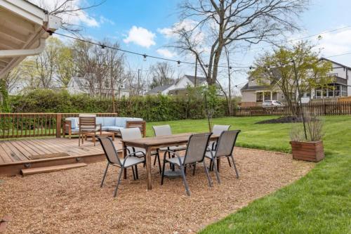 Space Cowboy - Firepit, Huge Yard, Close2downtown,,3 star