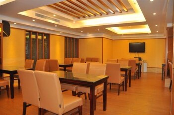 Yiwu Ruifeng Hotel,Near Yiwu Futian Wetland Park,3 star