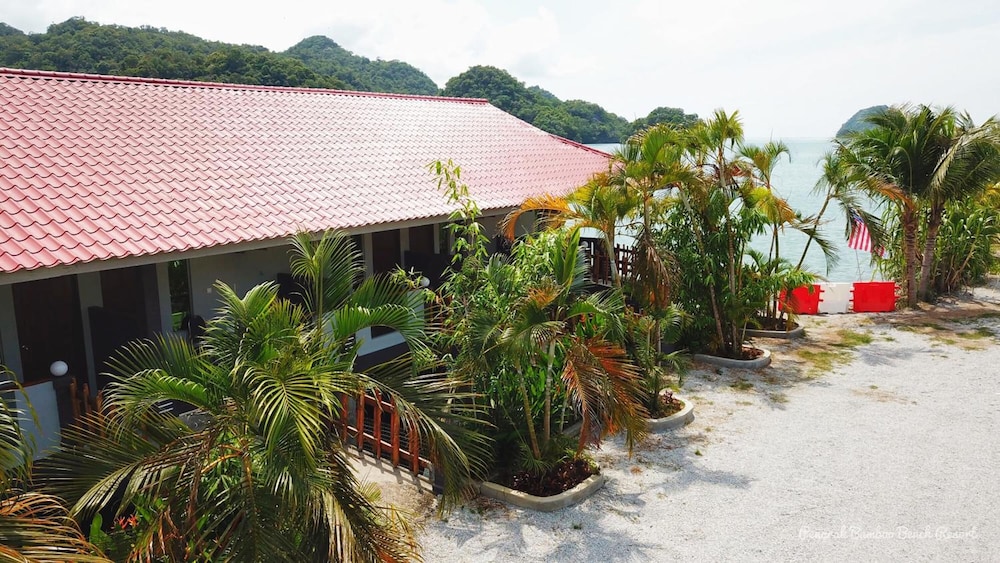 penarak bamboo beach motel