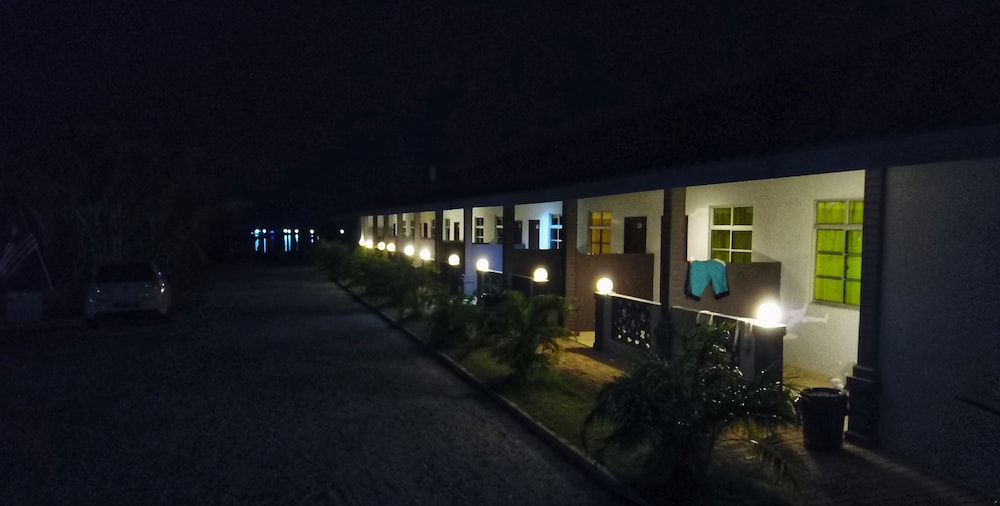 penarak bamboo beach motel