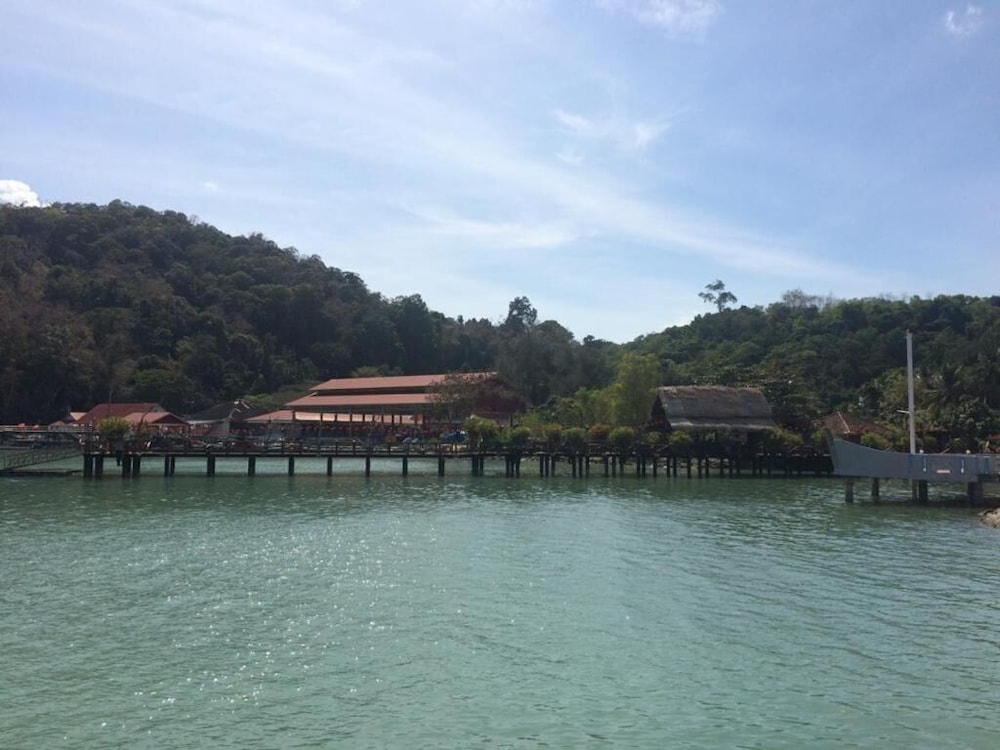 penarak bamboo beach motel