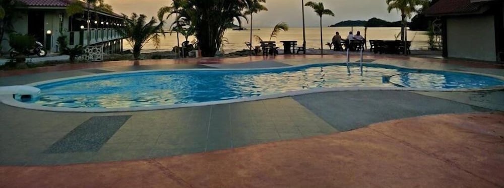 penarak bamboo beach motel