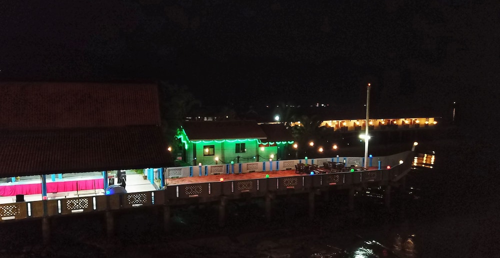 penarak bamboo beach motel