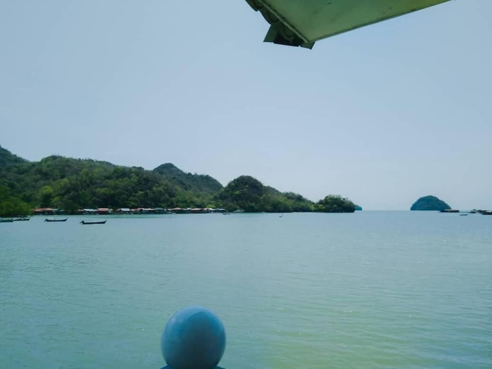 penarak bamboo beach motel